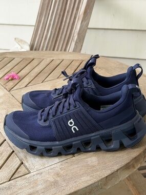 Kids On Cloud shoes size 4 blue, never worn